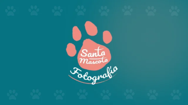 Logo de Santa Mascota Fotografía, estudio de fotografía de mascotas en Cali, con una huella de perro en color salmón.