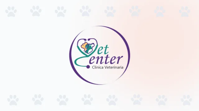 Logo de VetCenter Clínica Veterinaria en Cali, con un estetoscopio formando un corazón alrededor de un perro y un gato.