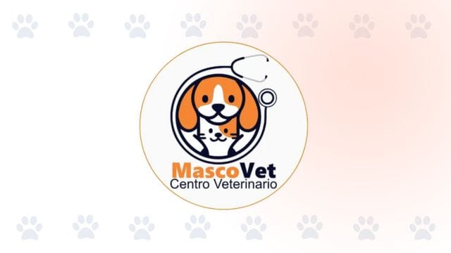 Logo de Centro Veterinario MascoVet sobre un fondo decorativo con huellas de mascota para PubliPet.