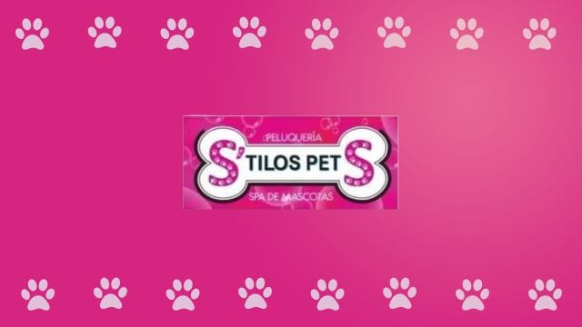 Logo de STILOS PETS sobre un fondo decorativo con huellas de mascota para PubliPet.
