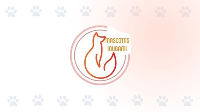 Logo de Mascotas Inugami sobre un fondo decorativo con huellas de mascota para PubliPet.