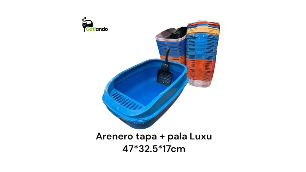 Arenero azul de plástico con bordes antidesperdicio y pala limpiadora para gatos comercializado por Gatiando Cali