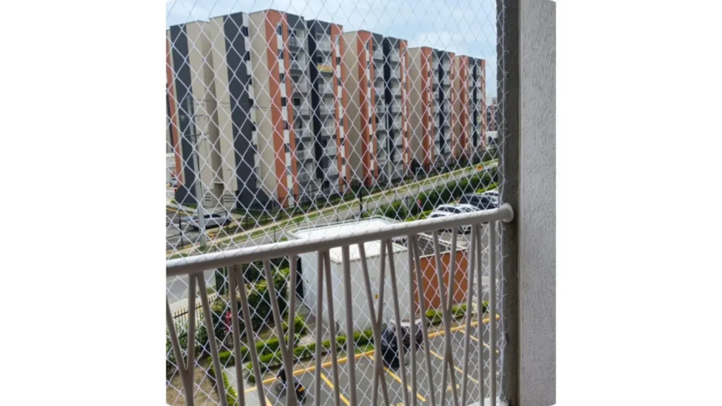 Instalación profesional de mallas de seguridad en balcón de apartamento para protección de mascotas en Cali por Gatiando