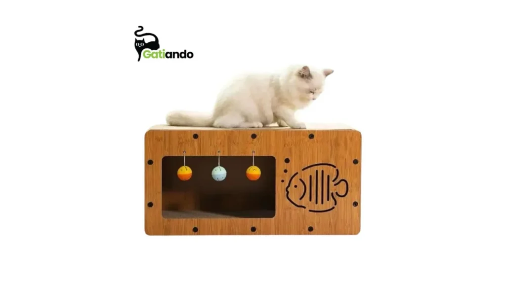 Mueble de madera para gatos con rascador y pelotas colgantes interactivas comercializado por Gatiando en Cali