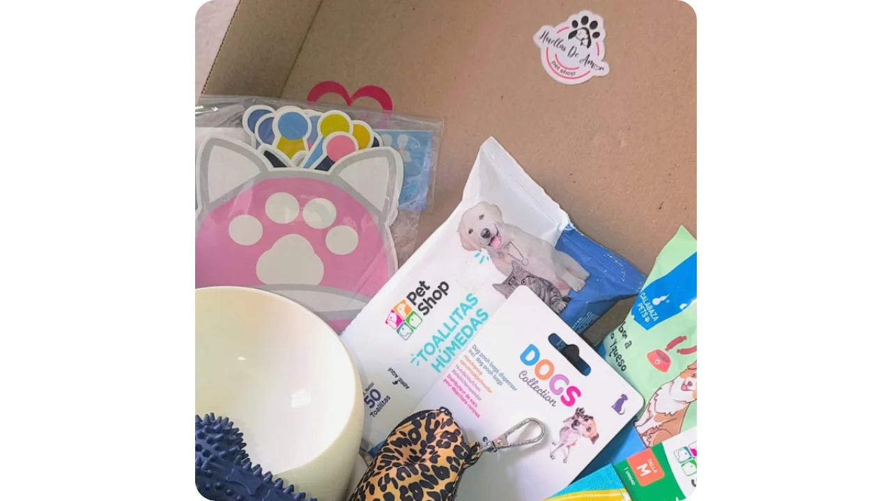 Tazón, toallitas húmedas y accesorios de higiene en caja regalo Huellas de Amor Cali