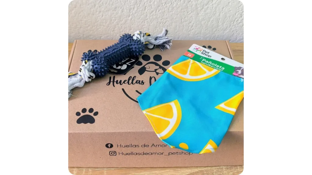detalles personalizados perros gatos cali huellas amor Pañoleta estampada de limones y juguete mordedor en caja de regalo de Huellas de Amor Cali
