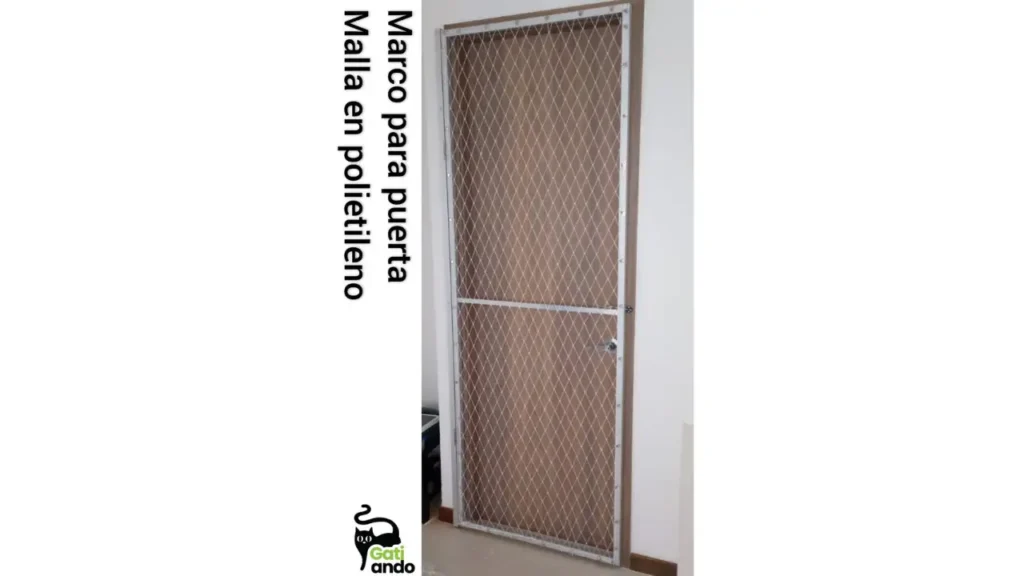 Puerta con marco metálico y malla de polietileno instalada como cerramiento de seguridad