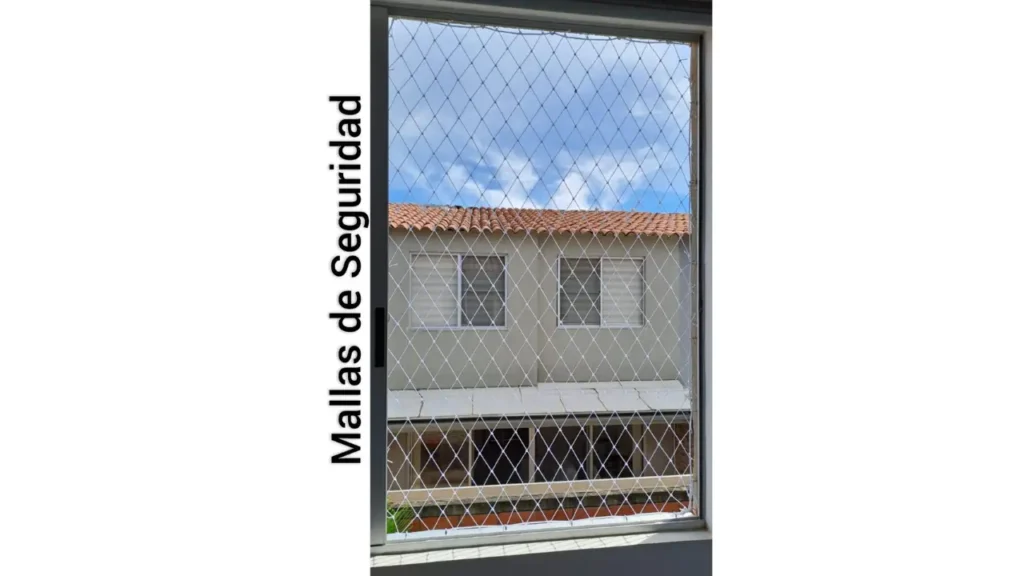 Ventana con malla de seguridad instalada frente a un espacio exterior