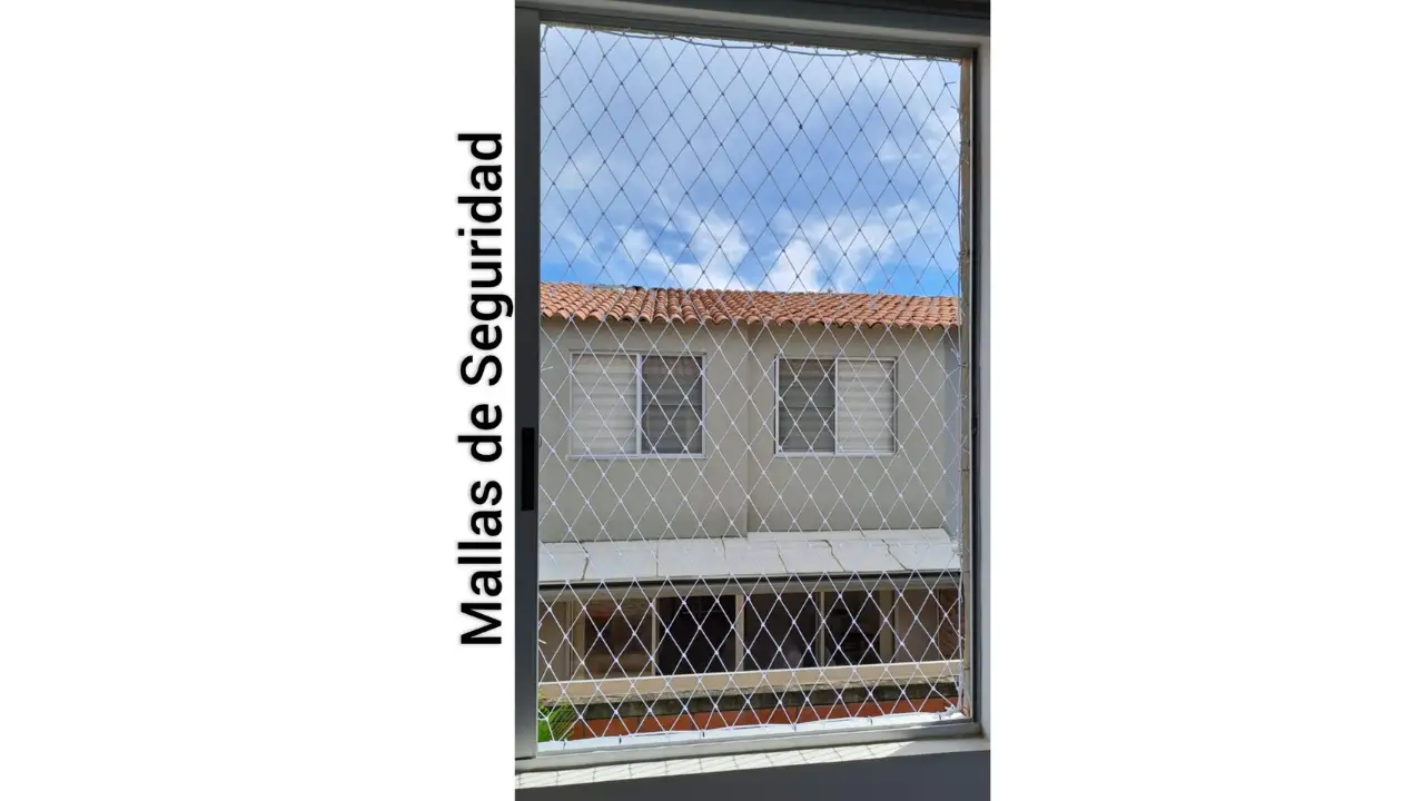 Ventana con malla de seguridad instalada frente a un espacio exterior