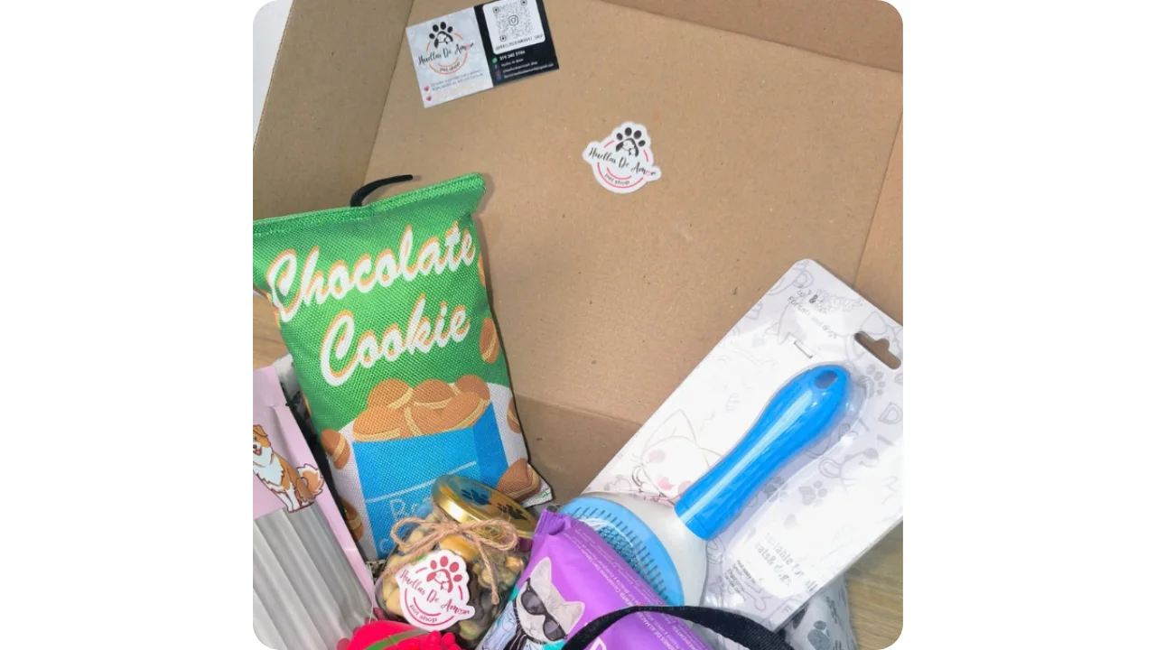 Peluche en forma de galleta, cepillo de aseo y snacks en caja regalo Huellas de Amor Cali